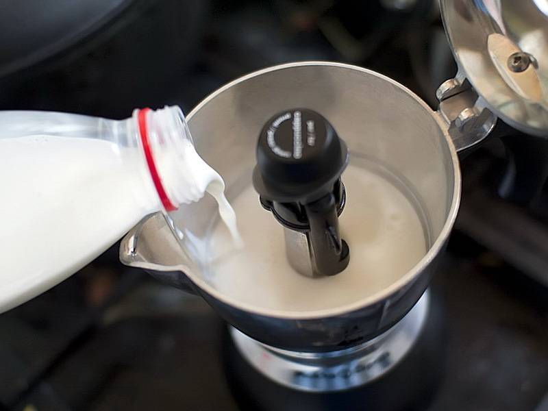 Гейзерная кофеварка как варить кофе на газу. Кофеварка гейзерная Pedrini 1942. Гейзерная кофеварка Цептер. Гейзерная кофеварка с молоком. Гейзер для кофе.