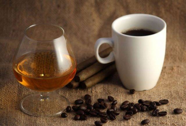 Кофейные напитки с виски: способы приготовления и влияние на организм