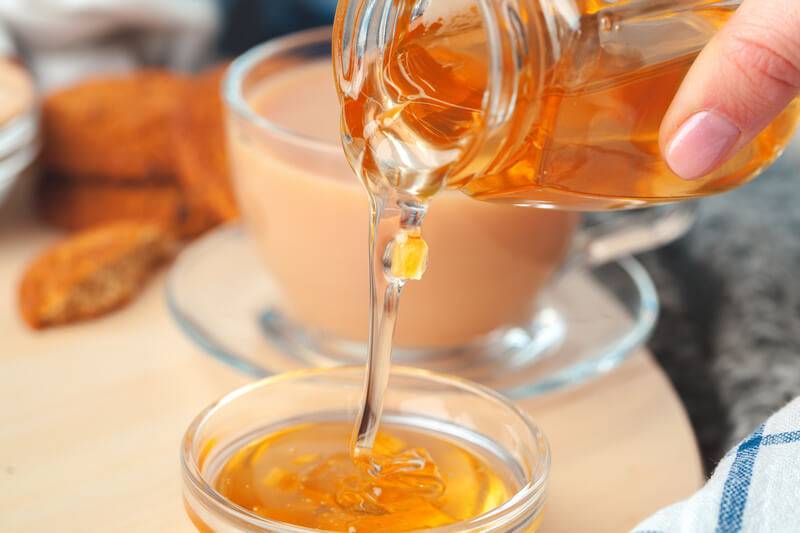 Как хранить мед в домашних условиях, чтобы он не испортился и не засахарился: тара, температура, место + отзывы
