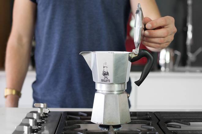 4 рецепта, в которых кофе можно варить в кастрюле на плите