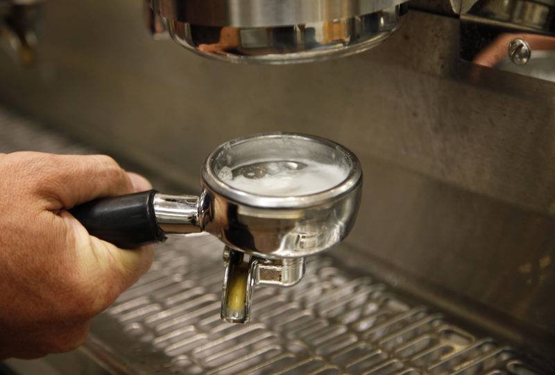 Как промыть кофемашину делонги. как очистить кофемашину от накипи лимонной кислотой и другими способами